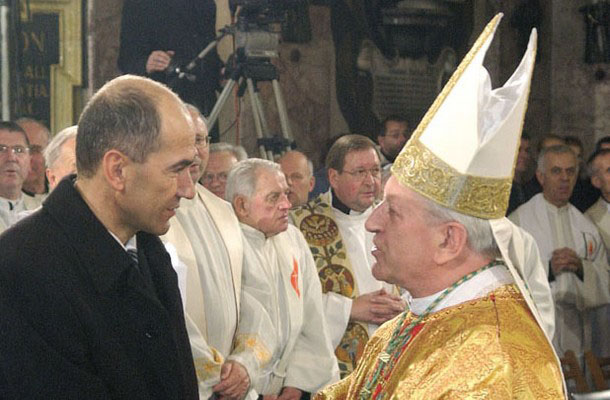 Bo tudi tokrat roka roko umila? Kaj pa, če tudi papež Frančišek sprejema navodila iz Murgel???