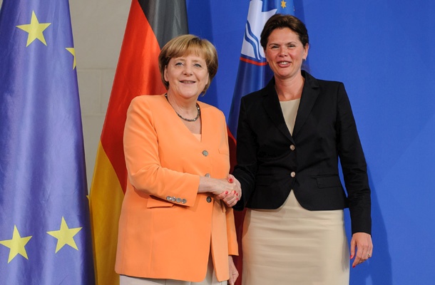 Predsednica slovenske vlade je po zmagi na nedeljskih parlamentarnih volitvah v Nemčiji iskreno čestitala Angeli Merkel za prepričljiv uspeh.