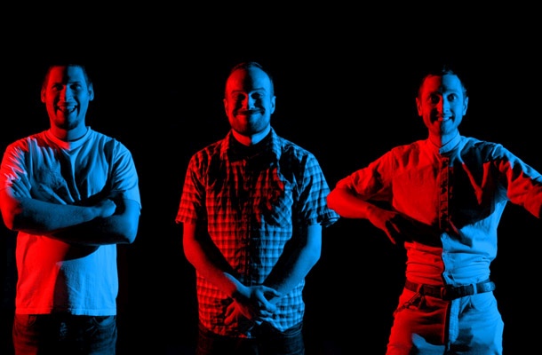 Glasbeni kritiki jih uvrščajo med najbolj kreativne hiphop izvajalce na Balkanu, vendar jih na radiu in na televiziji ne predvajajo pogosto.