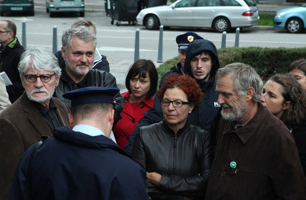 Pred sedežem Zveze ekonomistov Slovenije na Dunajski cesti, kjer naj bi potekala dražba, se je pol ure pred njenim napovedanim začetkom začel Protestival.
