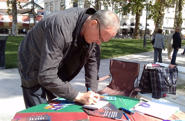 Janez Podobnik med podpisovanjem.