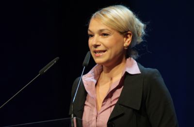 Kucler Dolinarjeva je bila imenovana dva dni pred prenehanjem funkcije Janševe vlade, službo načelnice pa bi morala nastopiti več kot sedem mesecev kasneje