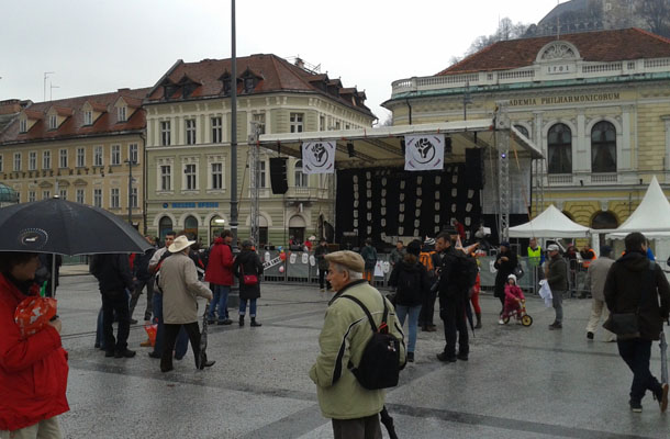 Najvztrajneši protestniki so se pod 'govorniškim odrom' začeli zbirati že pol ure pred uradnim začetkom.