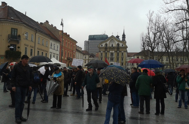 Dež protestnikov ni ustavil.