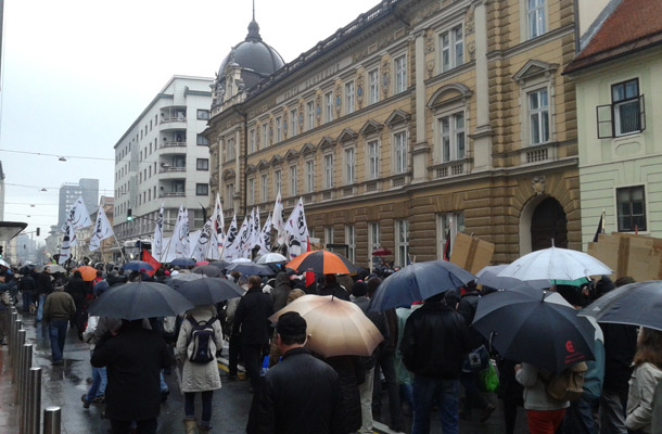 Protestniški pohod po Slovenski ulici.