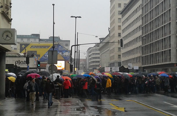Policija sporoča, da je zaradi pohoda protestnikov po cestah zaprta Šubičeva ulica med Slovensko cesto in Prešernovo ulico.