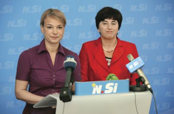 Mojca Kucler Dolinar in Ljudmila Novak na interpelacijskih okopih.