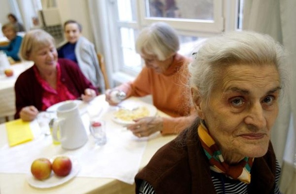 Po zadnjih podatkih znaša neto starostna pokojnina 615,67 evra, kar je le devet evrov nad pragom tveganja revščine za enočlansko gospodinjstvo