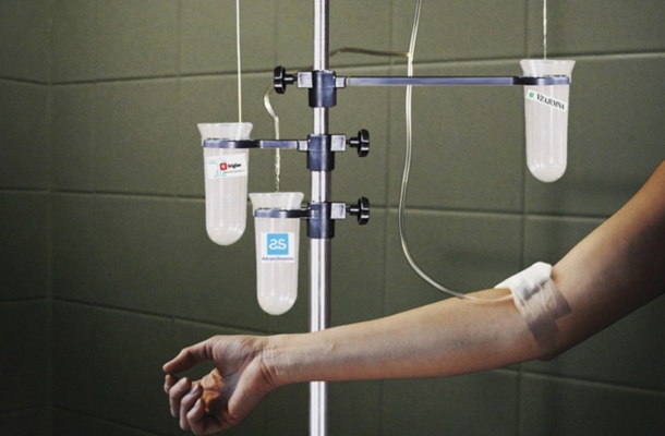 Omenjena suhoparna določba pomeni, da bodo poslej lahko uprave zasebnih zavarovalnic z milijoni počele še marsikaj drugega, kot pa da bi denar namenile zdravstvu.