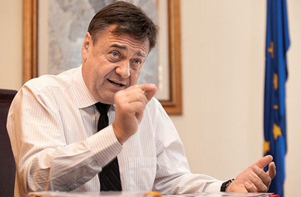 Očitno je SDS dojel, da so volitve blizu, je po prekinitvi seje povedal Janković. Pojasnil je, da je Pavlina izključil, ker je eno od članic mestnega sveta motilo, da snema sejo. 