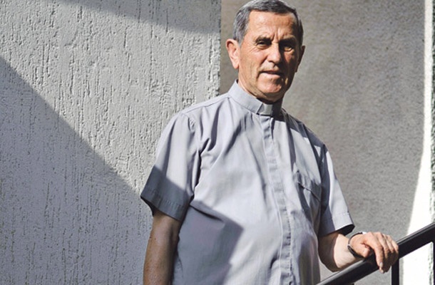 Upokojeni dalmatinski duhovnik Ivan Grubišić se politično udejstvuje kljub nasprotovanju Cerkve, ki mu je zaradi političnega aktivizma prepovedala opravljanje duhovniških poslov.