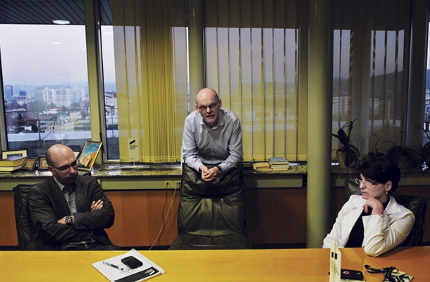 Po odstopu treh članov komisije je najlažje reči, da so delovali infantilno, da so se ustrašili. Res je, ustavili so pred zidom, ki ga niso mogli preplezati. A infantilno bi bilo, če bi si kot heroji ob njem polomili glave.