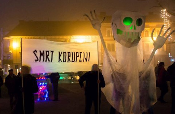 Na shodu so se Protestivalovci zbrali ob svečkah in lutki, ki simbolizira smrt.