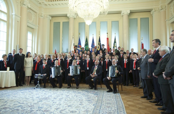 Poleg Pahorjeve partnerice Tanje Pečar so se slovesnosti ob podelitvi udeležili tudi predsednik DZ Janko Veber, nekdanja predsednika republike Danilo Türk in Milan Kučan, vrh Slovenske vojske in policije ter literat in publicist Ciril Zlobec.