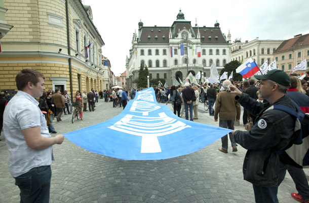 »Še ena gnila vlada, narod pa strada.«