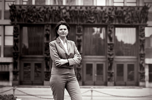 Če 42-letni finančnici uspe dobiti zadostno podporo in DZ izglasuje konstruktivno nezaupnico vladi Janeza Janše, ki je iz tedna v teden bolj okrnjena, bo prva ženska na tem položaju v zgodovini Slovenije. 