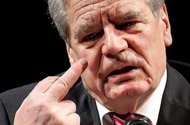 Gauck je sicer prvi od petih šefov vlad ali držav, ki bodo do petka na zasedanju nagovorili parlamentarne delegacije iz članic Sveta Evropa, med katerimi je tudi slovenska.
