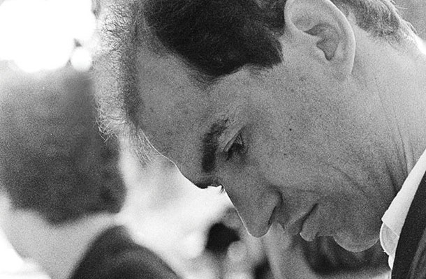 Janša je bil v PEN sprejet pred 25 leti. Kot mladega publicista, nad katerim sta visela grožnja procesa pred vojaškim sodiščem JLA in zapor, ga je želel Slovenski center PEN, kot član vplivne mednarodne organizacije PEN, zaščititi.
