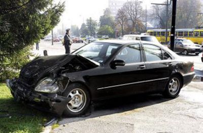Razbiti avto veleposlanice Voduškove.