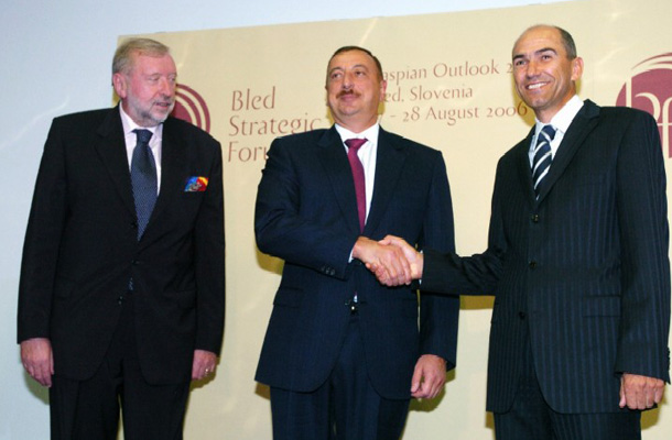 Dimitrij Rupel in predsednik Vlade Republike Slovenije Janez Janša, ki se je že leta 2006 na Bledu bratil s predsednikom Azerbajdžana Ilhamom Alijevom.