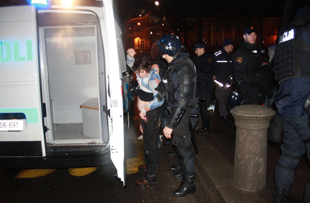 Aretacija enega od protestnikov.