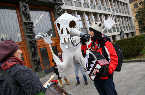 Danes ob 16.30h pred parlament prihaja - Smrt.