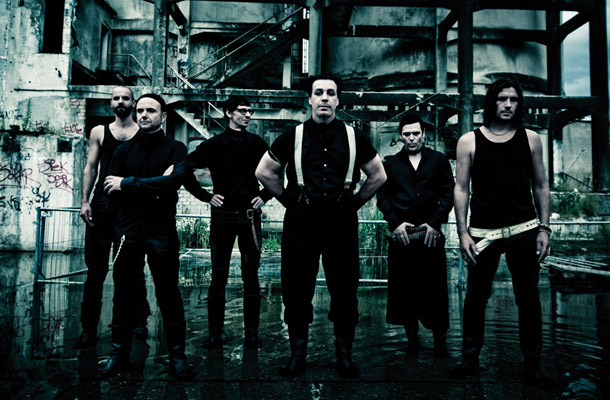 Rammstein v besedilih najraje segajo po obrobnih tematikah, bizarnostih in ekscesih, ki odsevajo psihopatologijo sodobne neoliberalistične družbe.