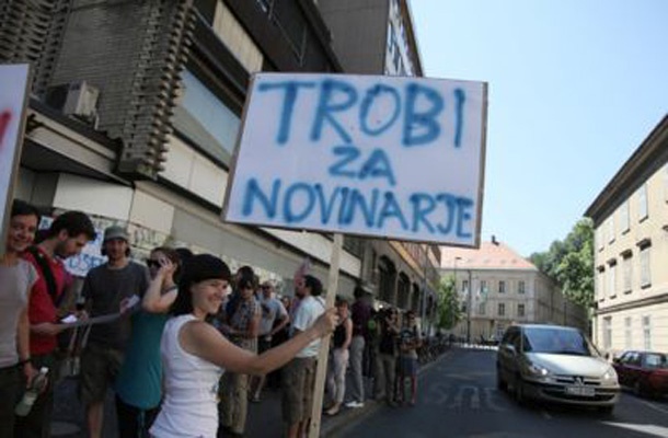 V Sloveniji se zaradi pomanjkljive zakonodaje pogosto dogaja, da se novinarji, ki v uradnih postopkih nočejo razkriti svojega vira, predati neobjavljenih zapiskov in posnetkov ali neuporabljenih fotografij, lahko sklicujejo le na kodeks in so izpostavljeni pritiskom organov pregona.