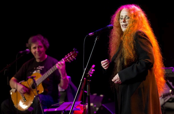 Na sklepnem koncertu festivala je poezija Kajetana Koviča zaživela v interpretaciji Nece Falk ter ob glasbi kitarista in skladatelja Jerka Novaka.