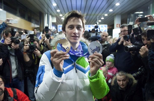 Del slovenske olimpijske reprezentance se je ponoči iz Sočija vrnil v domovino. Na kratki novinarski konferenci ob povratku na ljubljansko letališče so se nosilci medalj Peter Prevc, Teja Gregorin in Vesna Fabjan ter hokejisti spomnili svojih nastopov ter kot ključ do uspeha izpostavili veliko željo, zaupanje vase in dobro ekipo.