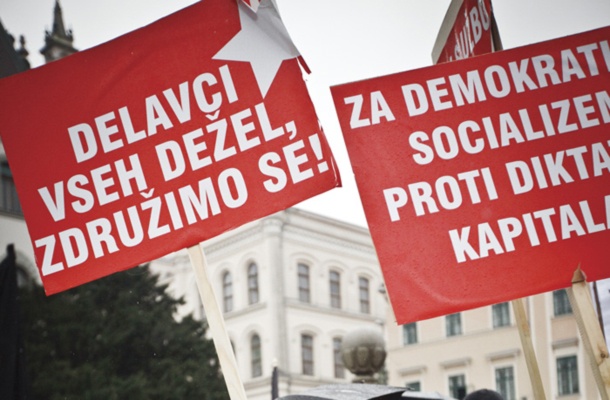 Argument 'plačan si toliko, kot si zaslužiš' je v svojem bistvu zavajajoč, ker ne upošteva moči, prezira institucije in ignorira politiko. 
