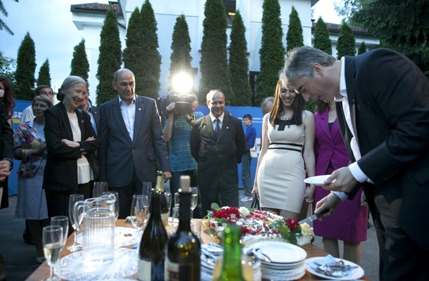 Torta in šampanjec - tako za tiste, ki odhajajo v Bruselj, kot za tistega, ki gre v arest.