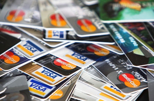 Nasploh bi z ukinitvijo gotovine vlade dobile dostop do informacij in moč nad državljani.