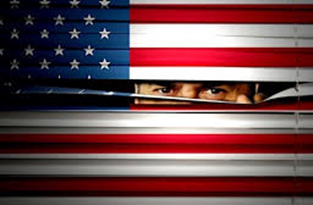 »Kolikor vem, vlada ne ve, koliko klobas pojem ali katero znamko toaletnega papirja uporabljam. Trgovec z živili pa to ve,« pravi David Macaray.