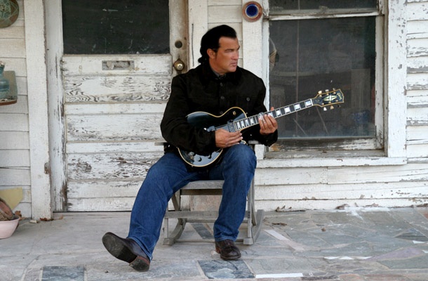 Tako je govoril Steven Seagal: »Ne trdim, da sem velik umetnik. Nasprotno, bržčas sem slab umetnik, a to ni smisel mojega početja. Pomembno je, da skozi igro širim pozitiven pogled na svet in prispevam k obnovi tibetanskih samostanov ter pomagam bolnim in lačnim otrokom.«