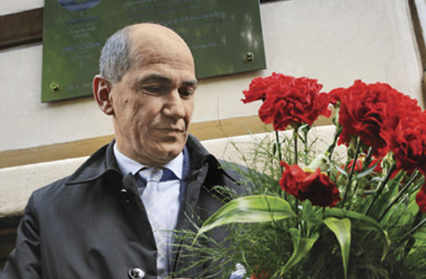 Bo šel del nabranih sredstev iz prostovoljnih skladov SDS za Janšev nov avto?