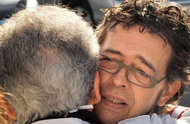 Nicolas Bonnemaison (desno), ki je že izgubil zdravniško licenco, v objemu popdpornika.
