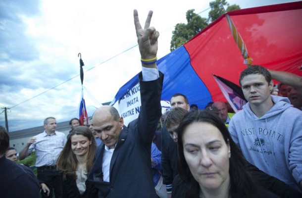 Na novinarski konferenci Odbora 2014 so prižgali tudi svečo. Kot je pojasnil predsednik odbora Damir Črnčec, je to luč upanja, svobode in pravice.