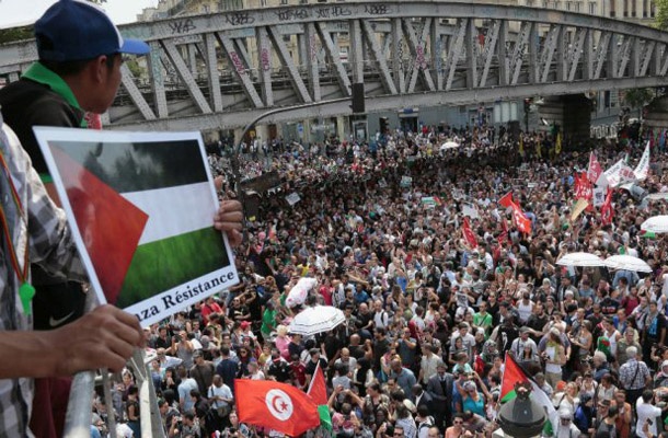 V Parizu se je kljub prepovedi demonstracij v soboto zbralo kakih 5.000 ljudi.