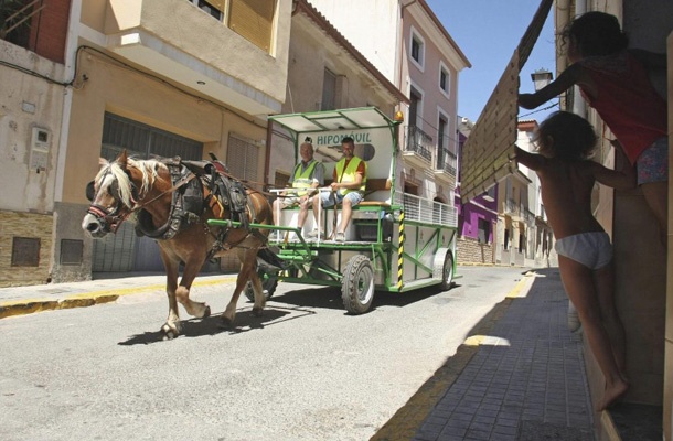Smetarsko vozilo stane 125 tisoč evrov, doba njegove uporabe je deset let. Konj in voz staneta samo 6000 evrov, njuna doba uporabe je do 20 let.