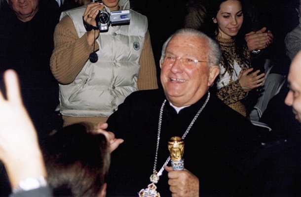 Don Pierino je leta 1963 ustanovil skupnost Srečanje, katere namen je bil pomagati odvisnikom in drugim ljudem v stiski.