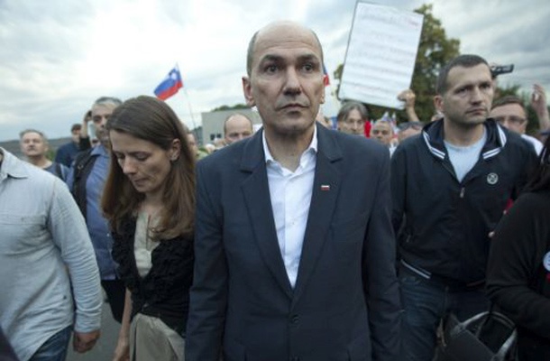 Ali je Janezu Janši med prestajanjem kazni prevroče, bo najverjetneje preveril kar predsednik Borut osebno...