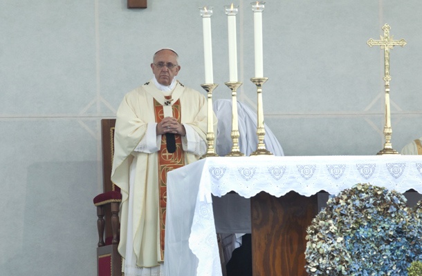Argentinski papež, s katerim je za vatikanskimi zidovi zavel svež veter, je minuli konec tedna pretresel cerkvene tradicionaliste, ko je v baziliki sv. Petra poročil pare, ki so glede na cerkveni nauk živeli v grehu.
