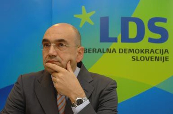 Leta 2009, ko je upravo NLB vodil Veselinovič, je banka za nekaj mesecev podaljšala kratkoročno posojilo Infond Holdingu, preko katerega je nekdanji predsednik uprave Pivovarne Laško Boško Šrot obvladoval laško pivovarno.
