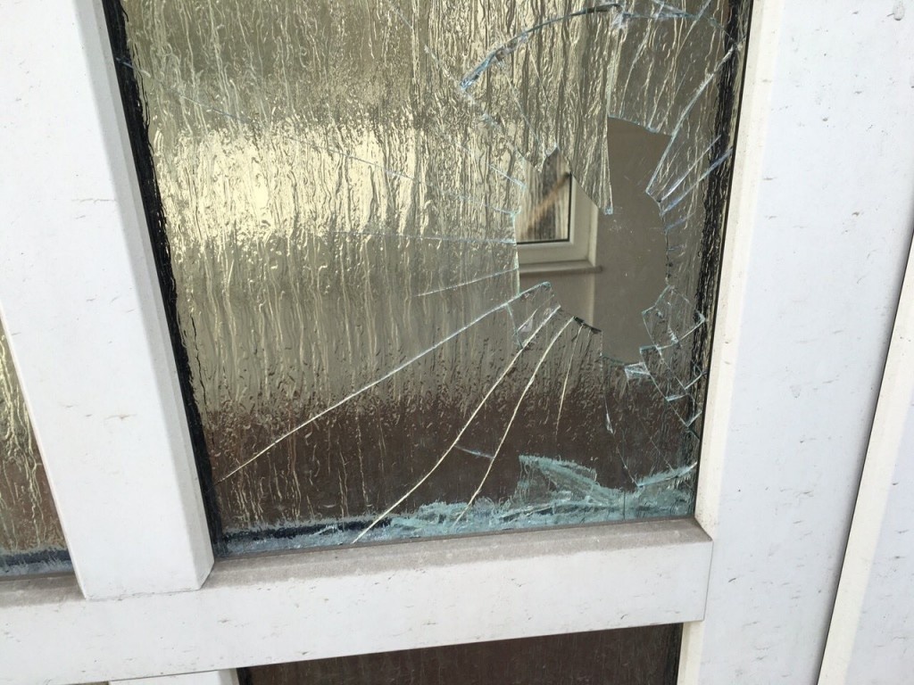Razbito steklo na vratih Islamske skupnosti v Ljubljani. 