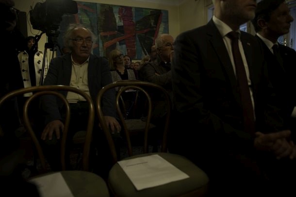 Svetlana Makarovič v družbi politikov ni želela brati svojih pesmi, zato je dogajanje opazovala iz ozadja. V prvi vrsti: predsednik države Borut Pahor in predsednik Državnega zbora Milan Brglez.