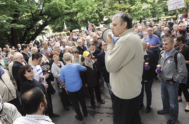 Aleš Primc, pobudnik referenduma iz koalicije Za otroke gre ... in njegovi podporniki.