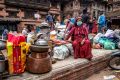 Odhod iz uničenega mesta Bhaktapur, ljudje so pobrali vso lastnino in zapustili mesto