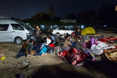 Prva noč po potresu, vse odprte površine so bile spremenjene v začasna bivališča