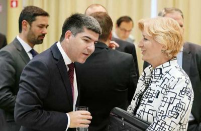 Matej Runjak, član uprave SDH, in Anna Prinz, nemška veleposlanica v Sloveniji